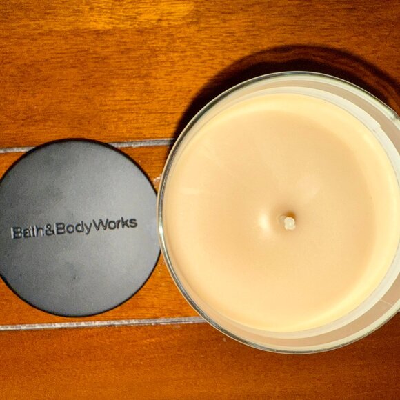 NEW LEAVES Single Wick Candle 8oz Bath & Body Works - Picture 2 of 3